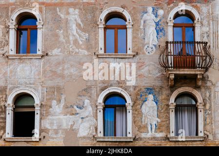 Details. Casa Cazuffi und Casa Rella, auf der Piazza Duomo die Fresken an den Fassaden von Casa Cazuffi und Casa Rella stechen hervor. Der erste ist mit dekoriert Stockfoto