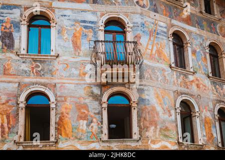 Details. Casa Cazuffi und Casa Rella, auf der Piazza Duomo die Fresken an den Fassaden von Casa Cazuffi und Casa Rella stechen hervor. Der erste ist mit dekoriert Stockfoto