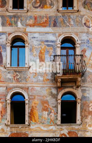 Details. Casa Cazuffi und Casa Rella, auf der Piazza Duomo die Fresken an den Fassaden von Casa Cazuffi und Casa Rella stechen hervor. Der erste ist mit dekoriert Stockfoto