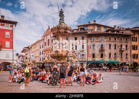 Piazza Duomo im Vordergrund der Neptunbrunnen. Trento ,Trentino, Trentino-Südtirol/Südtirol, Italien, Europa Stockfoto