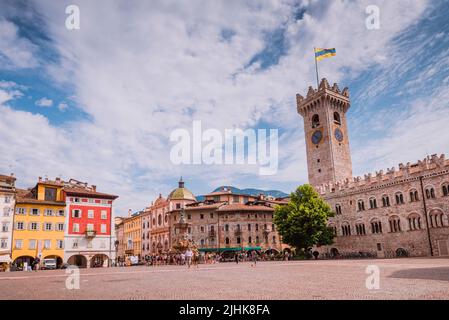 Palazzo Pretorio auf der Piazza del Duomo, zwischen dem Castelletto und dem Stadtturm, war bis zur Mitte der Palazzo Pretorio, der erste Bischofssitz Stockfoto