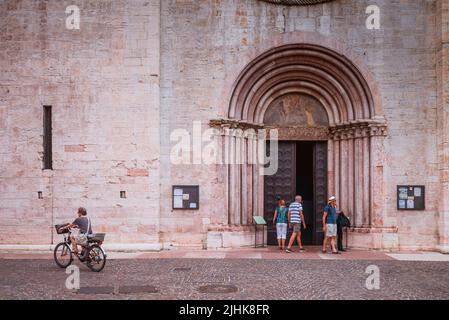 Detail des romanischen Portals. Hauptfassade der Kathedrale von Trient in der Via Giuseppe Verdi. Duomo di Trento - Kathedrale von Trient, Cattedrale di San Vigi Stockfoto