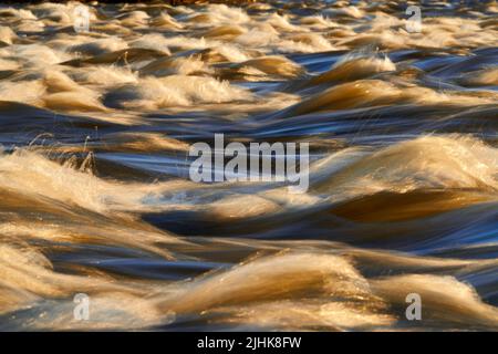 Stromschnellen des Zambezi-Flusses mit afrikanischem Sonnenuntergang. Victoria Falls National Park, Sambia, Afrika Stockfoto