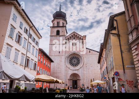 Hauptfassade der Kathedrale von Trient in der Via Giuseppe Verdi. Duomo di Trento - Kathedrale von Trient, Cattedrale di San Vigilio. Piazza Duomo, Trient, Trenti Stockfoto