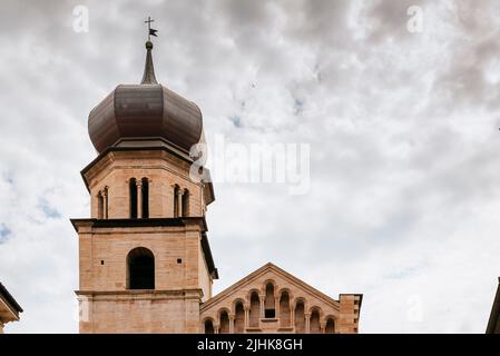 Der Glockenturm von der Westfassade aus gesehen. Hauptfassade der Kathedrale von Trient in der Via Giuseppe Verdi. Duomo di Trento - Kathedrale von Trient, Cattedrale di Stockfoto