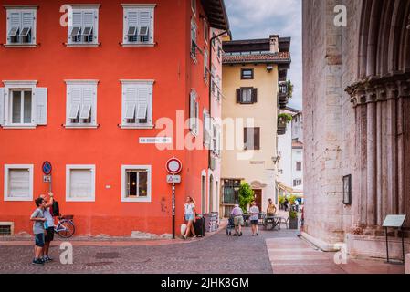 Via Giuseppe Verdi und das Domportal (R). Trento ,Trentino, Trentino-Südtirol/Südtirol, Italien, Europa Stockfoto