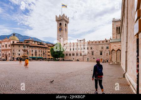 Palazzo Pretorio auf der Piazza del Duomo, zwischen dem Castelletto und dem Stadtturm, war bis zur Mitte der Palazzo Pretorio, der erste Bischofssitz Stockfoto