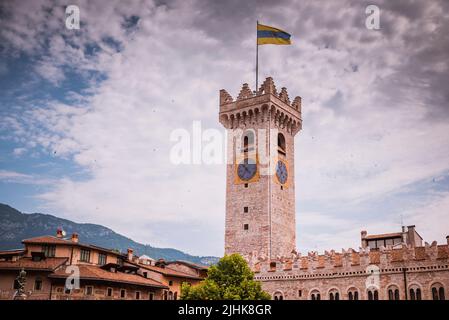 Palazzo Pretorio auf der Piazza del Duomo, zwischen dem Castelletto und dem Stadtturm, war bis zur Mitte der Palazzo Pretorio, der erste Bischofssitz Stockfoto