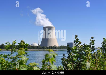 Niederaichbach, Deutschland. 19.. Juli 2022. Das Kernkraftwerk Isar (KKI), auch das Kernkraftwerk Isar/Ohu, liegt in Niederbayern, 14 Kilometer stromabwärts von Landshut im Bereich des Marktes Essenbach.Kühlturm. ?Sven Simon Photo Agency GmbH & Co. Press Photo KG # Princess-Luise-Str. 41 # 45479 M uelheim/R uhr # Tel 0208/9413250 # Fax. 0208/9413260 # GLS Bank # BLZ 430 609 67 # Konto 4030 025 100 # IBAN DE75 4306 0967 4030 0251 00 # BIC GENODEM1GLS # www.svensimon.net. Kredit: dpa/Alamy Live Nachrichten Stockfoto