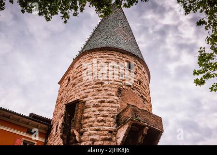 Torre Verde - Grüner Turm, errichtet 1450, wurde am Ufer des alten Flussbettes gebaut. Das Bett der Etsch wurde während des 19.. Jahrhunderts umgeleitet Stockfoto