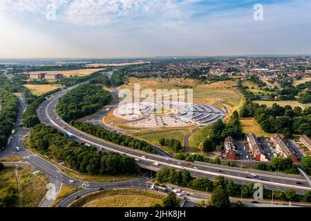 Eine Luftaufnahme des Stourton Park und Fahrt am Stadtrand von Leeds bietet Pendlern einen kostenlosen Parkplatz und einen Busservice ins Stadtzentrum Stockfoto