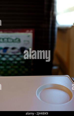 Tokio, Japan, Juli 2022. Im Tohoku Shinkansen, die Landschaft vom Sitz aus. Stockfoto