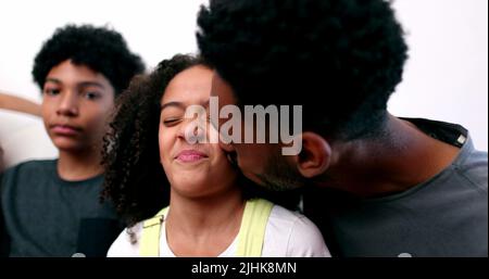 Familienliebe, älterer Bruder küsst Schwester auf Wange Stockfoto