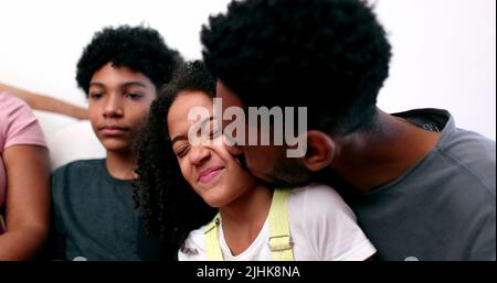 Familienliebe, älterer Bruder küsst Schwester auf Wange Stockfoto