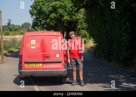 Dorney, Buckinghamshire, Großbritannien. 19.. Juli 2022. Ein Postarbeiter findet das heute hart. Die Temperaturen in Dorney, Buckinghamshire, lagen heute Nachmittag bei über 40 Grad, da Großbritannien den heißesten Tag aller Zeiten verzeichnete. Quelle: Maureen McLean/Alamy Live News Stockfoto