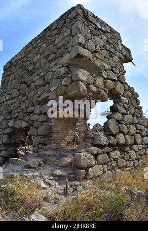 Alte bröckelnde Steinruinen der Balashi Gold Mills in Aruba. Stockfoto