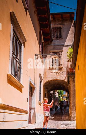 Malerische und bunte Straße von Malcesine. Malcesine ist eine Gemeinde, am Ostufer des Gardasees in der Provinz Verona in der Stockfoto