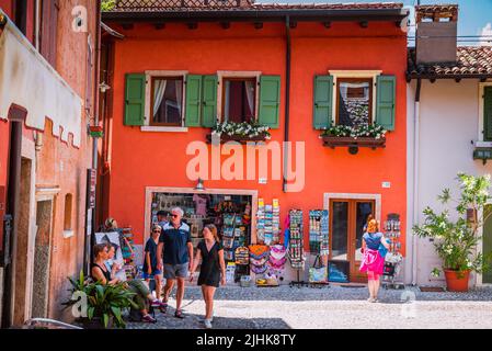 Malerische und bunte Straße von Malcesine. Malcesine ist eine Gemeinde, am Ostufer des Gardasees in der Provinz Verona in der Stockfoto