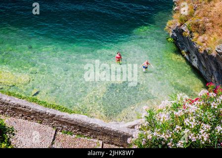 Versteckter Strand unter dem Castello Scaligero. Malcesine ist eine Gemeinde, am Ostufer des Gardasees in der Provinz Verona in der IT Stockfoto