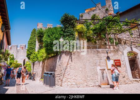 Malerische und bunte Straße von Malcesine. Malcesine ist eine Gemeinde, am Ostufer des Gardasees in der Provinz Verona in der Stockfoto