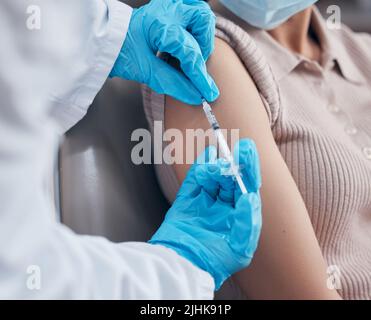 Es braucht nur einen einzigen Schuss. Eine Frau erhält von ihrem Arzt einen Impfschutz. Stockfoto