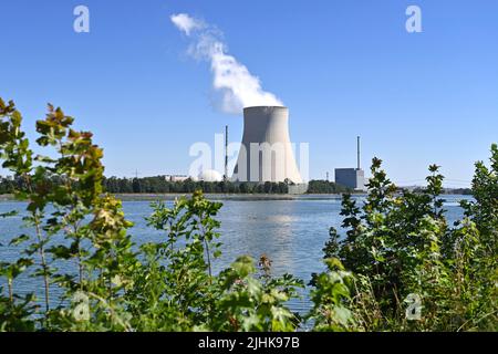 Niederaichbach, Deutschland. 19.. Juli 2022. Das Kernkraftwerk Isar (KKI), auch das Kernkraftwerk Isar/Ohu, liegt in Niederbayern, 14 Kilometer stromabwärts von Landshut im Bereich des Marktes Essenbach.Kühlturm. ?Sven Simon Photo Agency GmbH & Co. Press Photo KG # Princess-Luise-Str. 41 # 45479 M uelheim/R uhr # Tel 0208/9413250 # Fax. 0208/9413260 # GLS Bank # BLZ 430 609 67 # Konto 4030 025 100 # IBAN DE75 4306 0967 4030 0251 00 # BIC GENODEM1GLS # www.svensimon.net. Kredit: dpa/Alamy Live Nachrichten Stockfoto