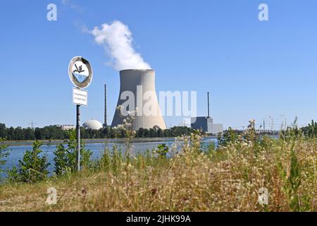 Niederaichbach, Deutschland. 19.. Juli 2022. Das Kernkraftwerk Isar (KKI), auch das Kernkraftwerk Isar/Ohu, liegt in Niederbayern, 14 Kilometer stromabwärts von Landshut im Bereich des Marktes Essenbach.Kühlturm. ?Sven Simon Photo Agency GmbH & Co. Press Photo KG # Princess-Luise-Str. 41 # 45479 M uelheim/R uhr # Tel 0208/9413250 # Fax. 0208/9413260 # GLS Bank # BLZ 430 609 67 # Konto 4030 025 100 # IBAN DE75 4306 0967 4030 0251 00 # BIC GENODEM1GLS # www.svensimon.net. Kredit: dpa/Alamy Live Nachrichten Stockfoto