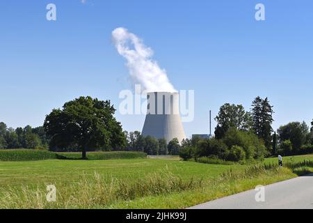 Niederaichbach, Deutschland. 19.. Juli 2022. Das Kernkraftwerk Isar (KKI), auch das Kernkraftwerk Isar/Ohu, liegt in Niederbayern, 14 Kilometer stromabwärts von Landshut im Bereich des Marktes Essenbach.Kühlturm. ?Sven Simon Photo Agency GmbH & Co. Press Photo KG # Princess-Luise-Str. 41 # 45479 M uelheim/R uhr # Tel 0208/9413250 # Fax. 0208/9413260 # GLS Bank # BLZ 430 609 67 # Konto 4030 025 100 # IBAN DE75 4306 0967 4030 0251 00 # BIC GENODEM1GLS # www.svensimon.net. Kredit: dpa/Alamy Live Nachrichten Stockfoto