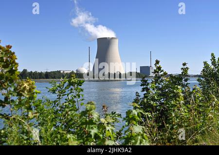 Niederaichbach, Deutschland. 19.. Juli 2022. Das Kernkraftwerk Isar (KKI), auch das Kernkraftwerk Isar/Ohu, liegt in Niederbayern, 14 Kilometer stromabwärts von Landshut im Bereich des Marktes Essenbach.Kühlturm. ?Sven Simon Photo Agency GmbH & Co. Press Photo KG # Princess-Luise-Str. 41 # 45479 M uelheim/R uhr # Tel 0208/9413250 # Fax. 0208/9413260 # GLS Bank # BLZ 430 609 67 # Konto 4030 025 100 # IBAN DE75 4306 0967 4030 0251 00 # BIC GENODEM1GLS # www.svensimon.net. Kredit: dpa/Alamy Live Nachrichten Stockfoto