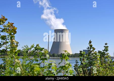 Niederaichbach, Deutschland. 19.. Juli 2022. Das Kernkraftwerk Isar (KKI), auch das Kernkraftwerk Isar/Ohu, liegt in Niederbayern, 14 Kilometer stromabwärts von Landshut im Bereich des Marktes Essenbach.Kühlturm. ?Sven Simon Photo Agency GmbH & Co. Press Photo KG # Princess-Luise-Str. 41 # 45479 M uelheim/R uhr # Tel 0208/9413250 # Fax. 0208/9413260 # GLS Bank # BLZ 430 609 67 # Konto 4030 025 100 # IBAN DE75 4306 0967 4030 0251 00 # BIC GENODEM1GLS # www.svensimon.net. Kredit: dpa/Alamy Live Nachrichten Stockfoto