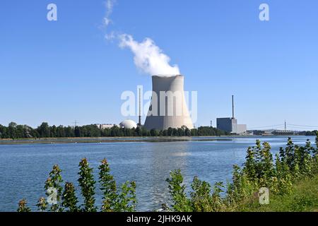 Niederaichbach, Deutschland. 19.. Juli 2022. Das Kernkraftwerk Isar (KKI), auch das Kernkraftwerk Isar/Ohu, liegt in Niederbayern, 14 Kilometer stromabwärts von Landshut im Bereich des Marktes Essenbach.Kühlturm. ?Sven Simon Photo Agency GmbH & Co. Press Photo KG # Princess-Luise-Str. 41 # 45479 M uelheim/R uhr # Tel 0208/9413250 # Fax. 0208/9413260 # GLS Bank # BLZ 430 609 67 # Konto 4030 025 100 # IBAN DE75 4306 0967 4030 0251 00 # BIC GENODEM1GLS # www.svensimon.net. Kredit: dpa/Alamy Live Nachrichten Stockfoto