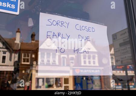 Southend on Sea, Großbritannien. Juli 2022. Ein handgeschriebenes Schild an einem Schaufenster trägt die Aufschrift „SORRY CLOSED EARLY TO HEAT“ (ENTSCHULDIGUNG WEGEN HITZE FRÜH GESCHLOSSEN), was die Auswirkungen hoher Temperaturen auf lokale Unternehmen widerspiegelt. Schilder in Ladentüren, die darauf hinweisen, dass das Unternehmen wegen des extrem heißen Wetters, das bereits neue Rekorde aufgestellt hat, für den Tag geschlossen ist. Penelope Barritt/Alamy Live News Stockfoto