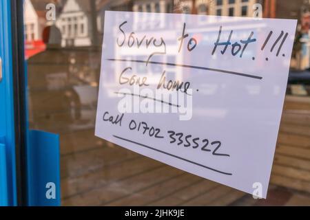 Southend on Sea, Großbritannien. Juli 2022. Ein handgeschriebenes Schild an einem Schaufenster trägt die Aufschrift „SORRY CLOSED EARLY TO HEAT“ (ENTSCHULDIGUNG WEGEN HITZE FRÜH GESCHLOSSEN), was die Auswirkungen hoher Temperaturen auf lokale Unternehmen widerspiegelt. Schilder in Ladentüren, die darauf hinweisen, dass das Unternehmen wegen des extrem heißen Wetters, das bereits neue Rekorde aufgestellt hat, für den Tag geschlossen ist. Penelope Barritt/Alamy Live News Stockfoto