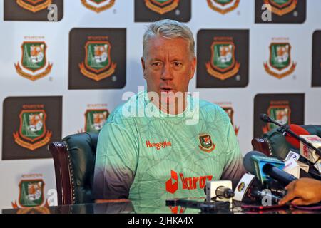 Stuart Law, neu ernannter Bangladesh under 19 Head Coach, spricht zu einer Medienkonferenz im SBNCS-Medienkonferenzraum in Mirpur, Dhaka, Bangladesch Stockfoto