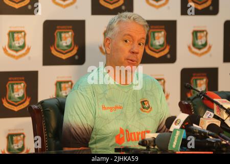 Stuart Law, neu ernannter Bangladesh under 19 Head Coach, spricht zu einer Medienkonferenz im SBNCS-Medienkonferenzraum in Mirpur, Dhaka, Bangladesch Stockfoto