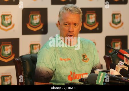 Stuart Law, neu ernannter Bangladesh under 19 Head Coach, spricht zu einer Medienkonferenz im SBNCS-Medienkonferenzraum in Mirpur, Dhaka, Bangladesch Stockfoto