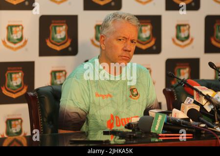 Stuart Law, neu ernannter Bangladesh under 19 Head Coach, spricht zu einer Medienkonferenz im SBNCS-Medienkonferenzraum in Mirpur, Dhaka, Bangladesch Stockfoto