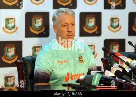 Stuart Law, neu ernannter Bangladesh under 19 Head Coach, spricht zu einer Medienkonferenz im SBNCS-Medienkonferenzraum in Mirpur, Dhaka, Bangladesch Stockfoto