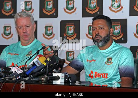 Neu ernannte Bangladesch unter 19 Cheftrainer Stuart Law (L) und BCB Game Development Batting Coach Wasim Jaffer (R) während einer Medienkonferenz am SBN Stockfoto