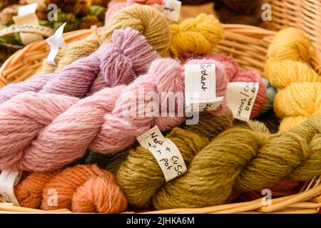 Schafwolle mit natürlichen Farbstoffen in einem Korb gefärbt. Stockfoto