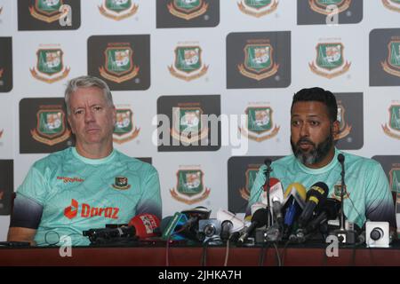 Neu ernannte Bangladesch unter 19 Cheftrainer Stuart Law (L) und BCB Game Development Batting Coach Wasim Jaffer (R) während einer Medienkonferenz am SBN Stockfoto