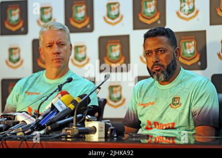 Neu ernannte Bangladesch unter 19 Cheftrainer Stuart Law (L) und BCB Game Development Batting Coach Wasim Jaffer (R) während einer Medienkonferenz am SBN Stockfoto