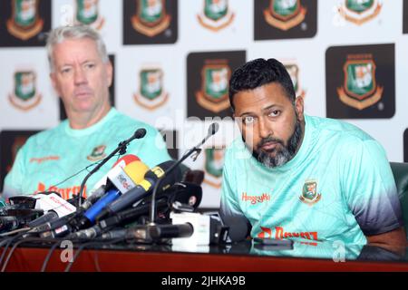 Neu ernannte Bangladesch unter 19 Cheftrainer Stuart Law (L) und BCB Game Development Batting Coach Wasim Jaffer (R) während einer Medienkonferenz am SBN Stockfoto