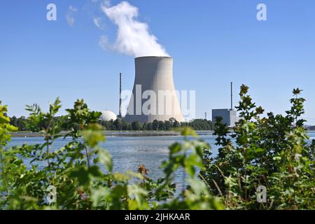 Niederaichbach, Deutschland. 19.. Juli 2022. Das Kernkraftwerk Isar (KKI), auch das Kernkraftwerk Isar/Ohu, liegt in Niederbayern, 14 Kilometer stromabwärts von Landshut im Bereich des Marktes Essenbach.Kühlturm. ?Sven Simon Photo Agency GmbH & Co. Press Photo KG # Princess-Luise-Str. 41 # 45479 M uelheim/R uhr # Tel 0208/9413250 # Fax. 0208/9413260 # GLS Bank # BLZ 430 609 67 # Konto 4030 025 100 # IBAN DE75 4306 0967 4030 0251 00 # BIC GENODEM1GLS # www.svensimon.net. Kredit: dpa/Alamy Live Nachrichten Stockfoto