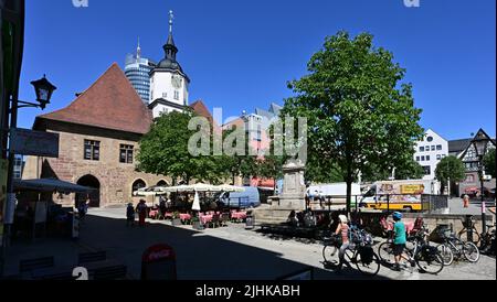 Jena, Deutschland. 19.. Juli 2022. Der Marktplatz mit dem historischen Rathaus. Im Wettbewerb um das 'Zukunftszentrum für Deutsche Einheit und europäische Transformation' unterstützte das Land Thüringen den Antrag aus Jena. Mit dem Zukunftszentrum will die Bundesregierung die Erfahrungen der Ostdeutschen mit Wandel und Umbruch würdigen. Quelle: Martin Schutt/dpa/Alamy Live News Stockfoto