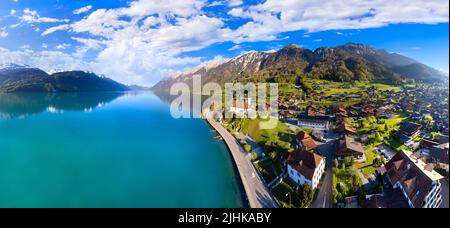 Atemberaubende idyllische Naturkulisse des Brienzersees mit türkisfarbenem Wasser. Schweiz, Kanton Bern. Dorf umgeben türkisfarbenes Wasser, aereale Aussicht Stockfoto