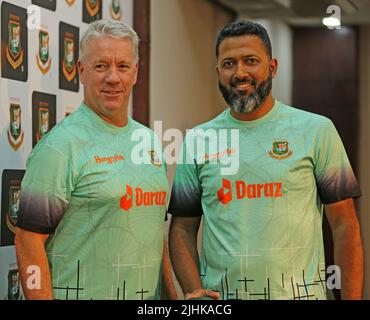 Neu ernannte Bangladesch unter 19 Cheftrainer Stuart Law (L) und BCB Game Development Batting Coach Wasim Jaffer (R) während einer Medienkonferenz am SBN Stockfoto