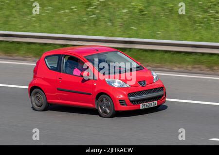 2010 roter PEUGEOT 107 MILLESIM 998cc Benziner 5-Gang Schaltgetriebe; 1,0L MILLESIM 5D 68 BHP 5-Türer auf der M6 Motorway, Großbritannien Stockfoto