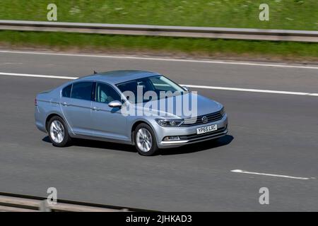 2015 Silber Volkswagen Passat SE TDI BLUEMOTION Technology 1598cc Diesel 6-Gang-Schaltgetriebe auf der M6 Motorway, Großbritannien Stockfoto