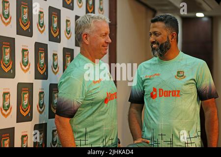 Neu ernannte Bangladesch unter 19 Cheftrainer Stuart Law (L) und BCB Game Development Batting Coach Wasim Jaffer (R) während einer Medienkonferenz am SBN Stockfoto